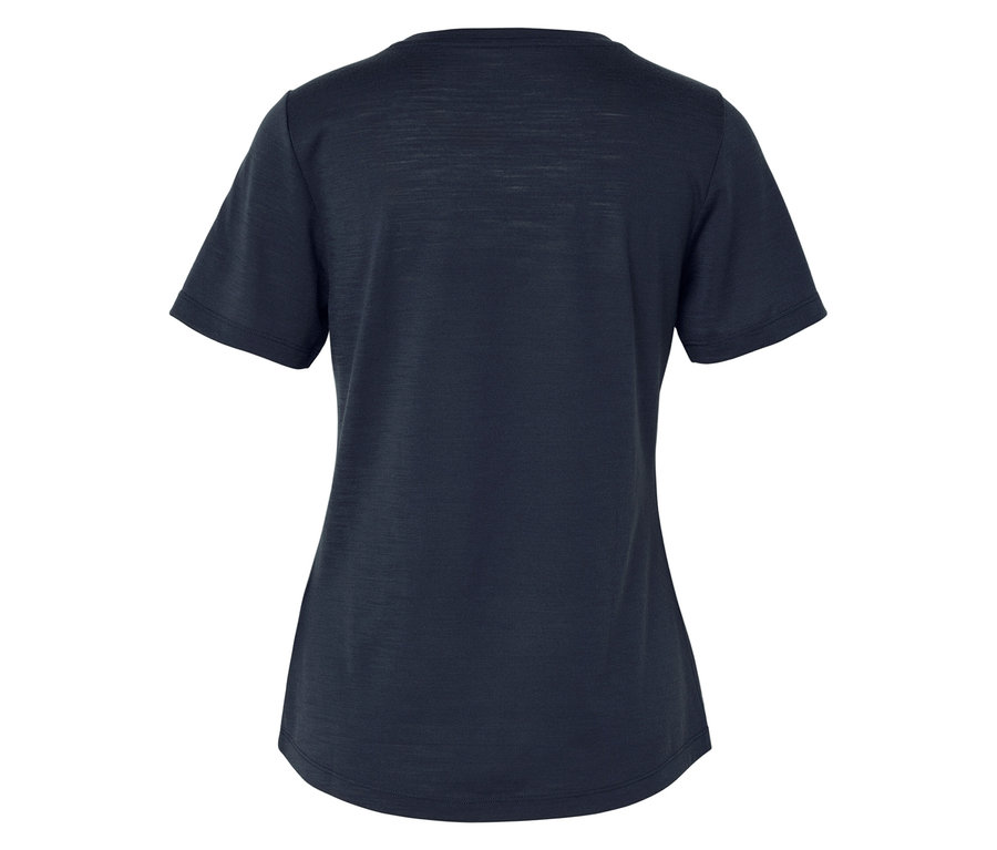 Detailní záběr na tmavě modré tričko zezadu.