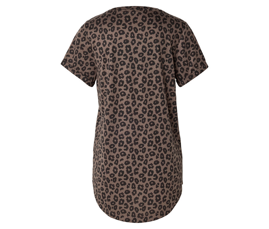 Pohled zezadu na hnědé tričko s černým leopardím vzorem.