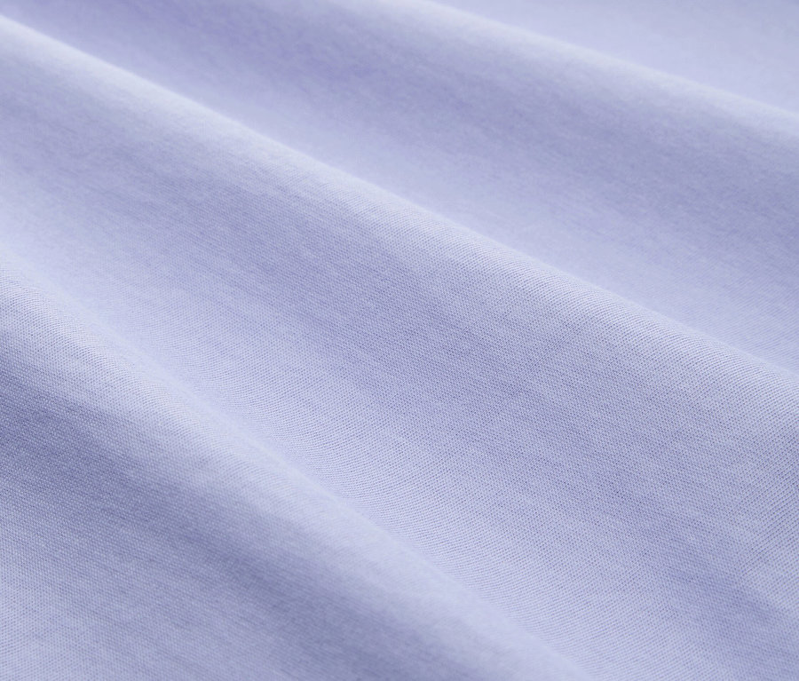 Detailní záběr světle modré látky s jemnou texturou.