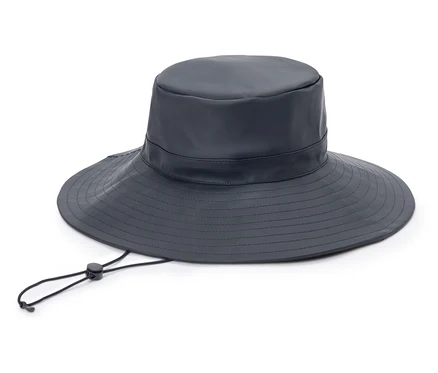Šedý rybářský klobouk se širokým okrajem a nastavitelným popruhem pod bradu leží na bílém pozadí.
