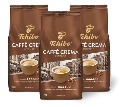 Tři hnědé balíčky zrnkové kávy Tchibo Caffè Crema Intense stojí vedle sebe.