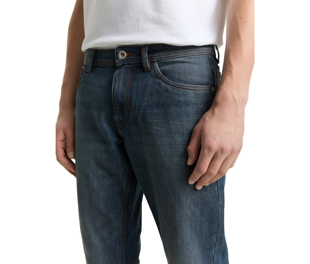 Detail osoby v džínách Tom Tailor TT MARVIN STRAIGHT se strečovým materiálem, Mid Stone Blue Grey Denim a bílém tričku.