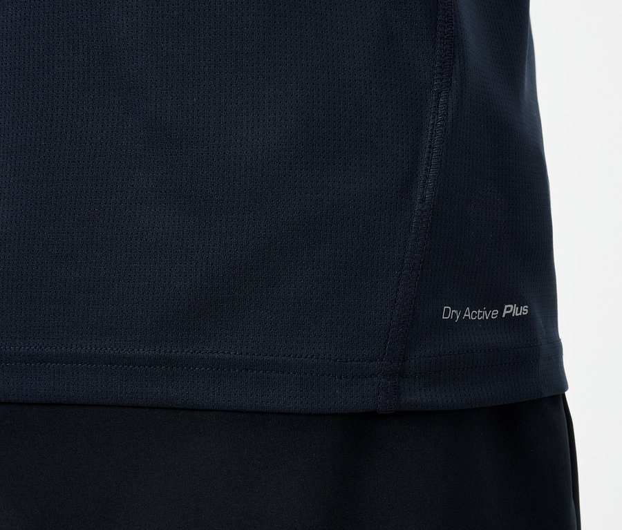 Detailní pohled na tmavě modrý sportovní top Dry Active Plus.