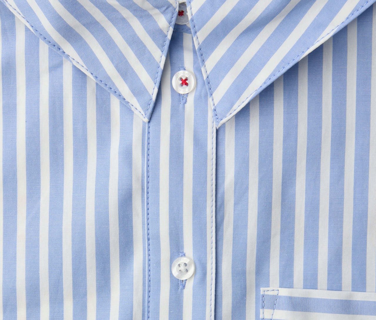 Detail košilové halenky Street One s modro-bílými pruhy a knoflíky.
