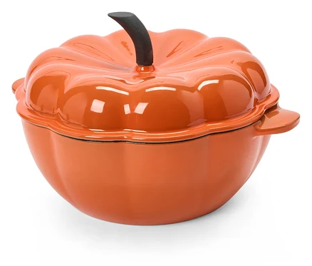 Oranžový hrnec s poklicí ve tvaru dýně na bílém pozadí.