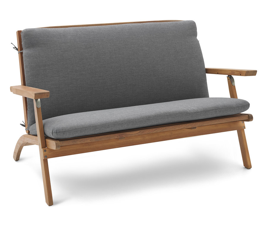 Dvoumístná pohovka s dřevěným rámem a šedými polštáři.