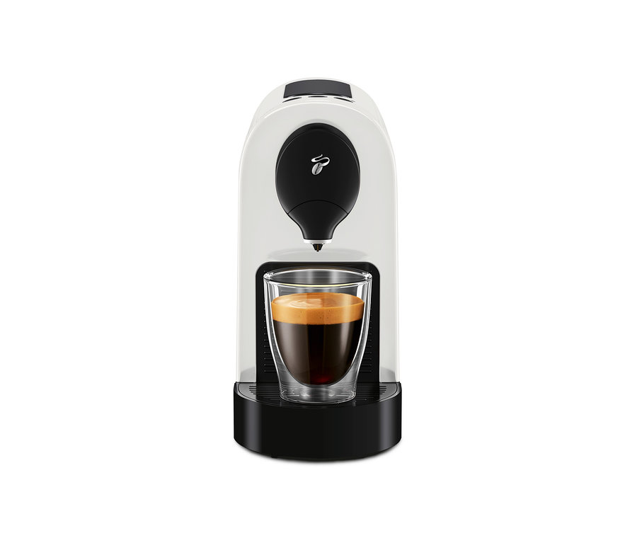 Bílý kávovar Cafissimo pure+ s šálkem kávy.