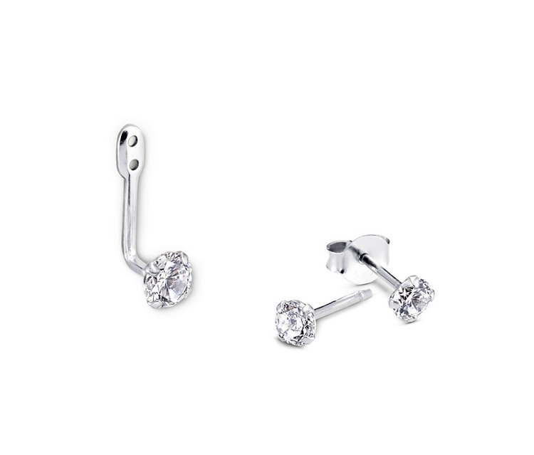 Dvoje stříbrné náušnice se zirkony kolem ušního lalůčku a jedny stříbrné náušnice se zirkony.