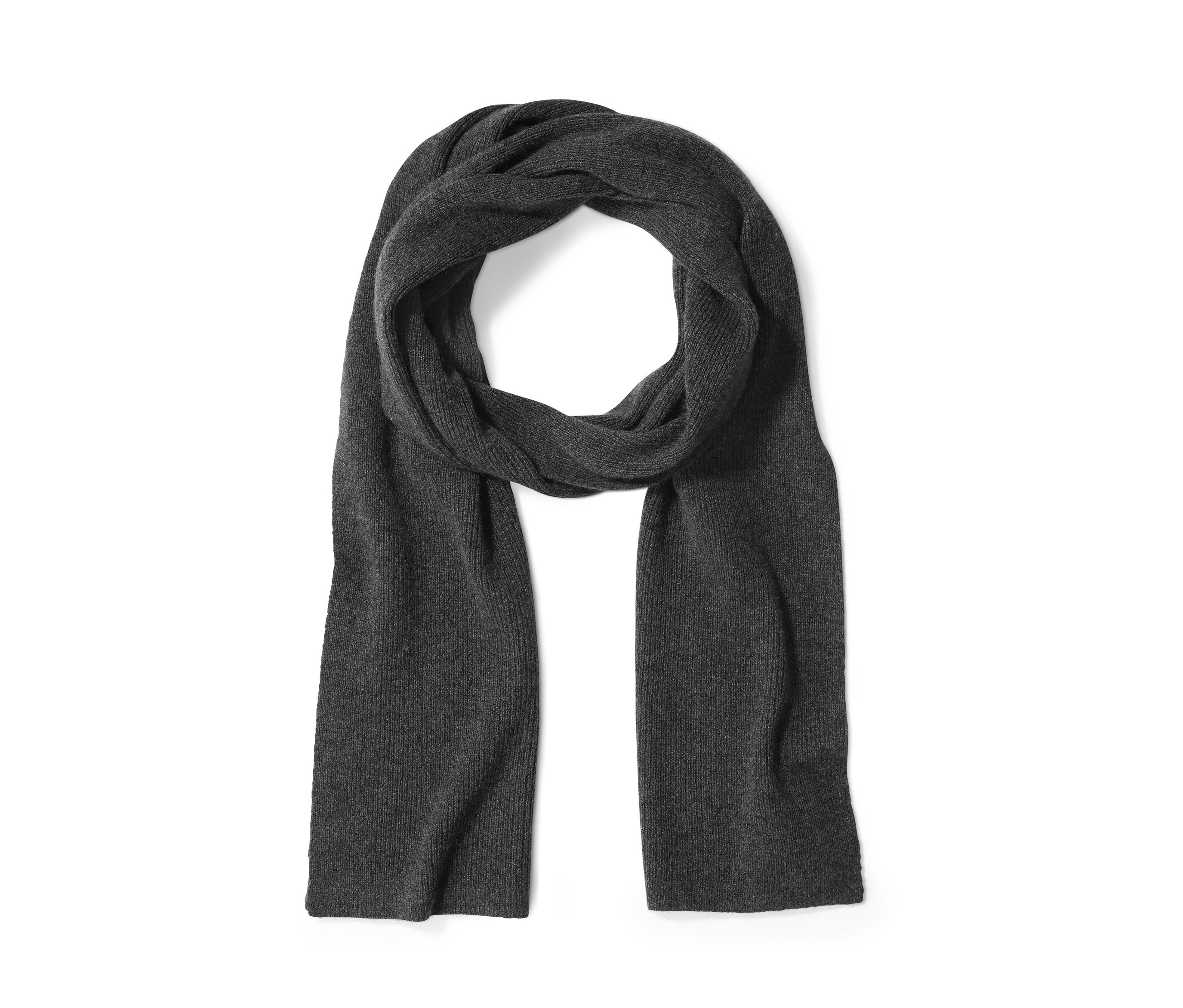 Šedá pletená kašmírová šála na bílém pozadí.