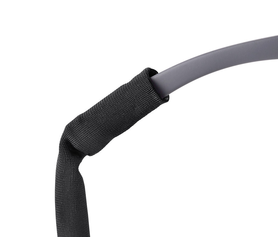 Detail šedých sportovních brýlí s černým neoprenovým páskem.