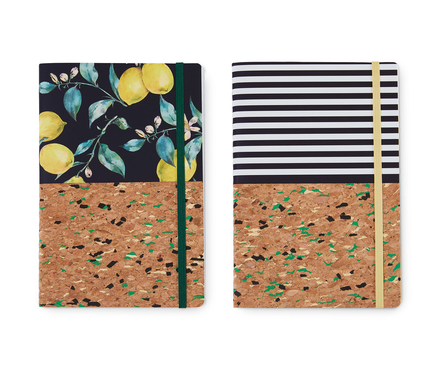 Dva korkové bloky s různými vzory: jeden s potiskem citronů, druhý s černými a bílými pruhy.