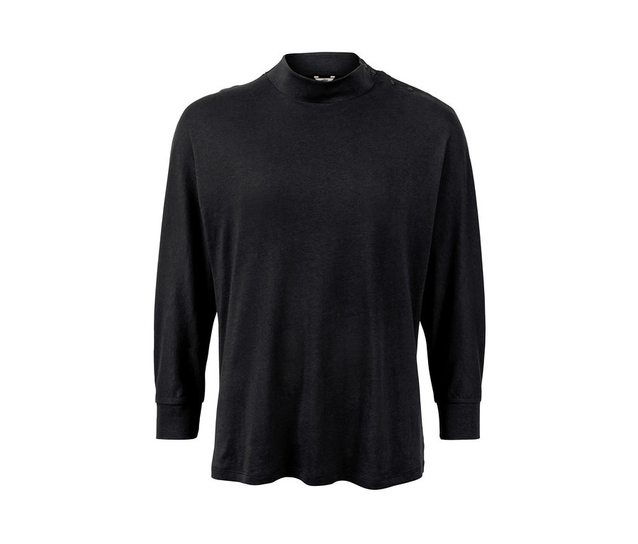 Černé triko s netopýřími rukávy a knoflíky.