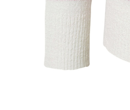 Bílý pletený kabátek v buklé stylu s červenými vodorovnými pruhy.