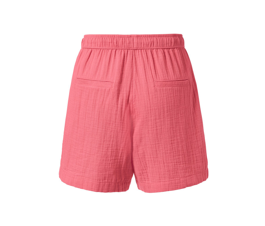 Detailní záběr na korálové mušelínové šortky.