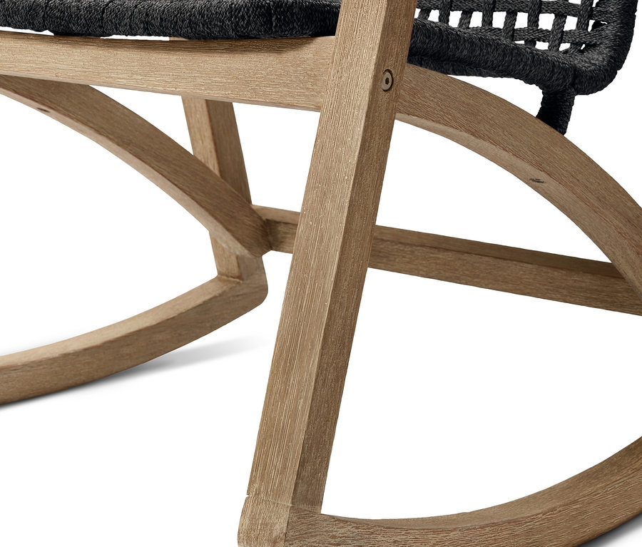 Detail zahradního houpacího křesla s textilním výpletem.