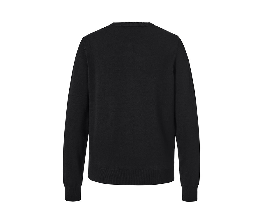 Zadní pohled na černý svetr z jemného úpletu.