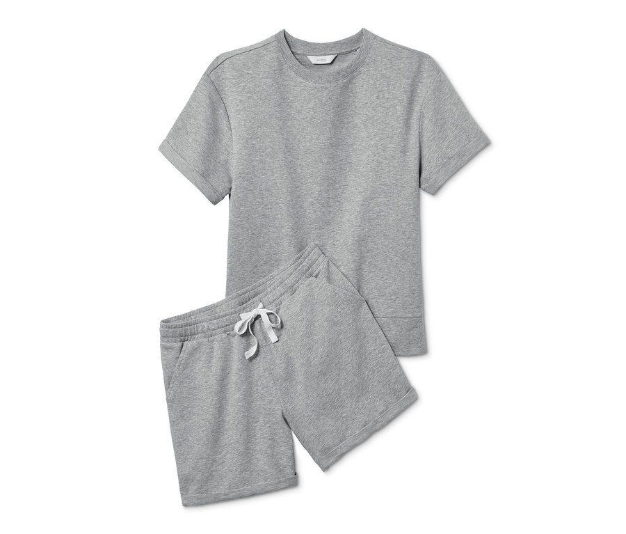 Šedá domácí souprava se šortkami.