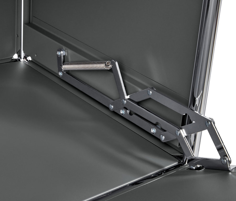 Detail šedého kovového sekretáře »CN3« s otevřenou horní částí a mechanismem.