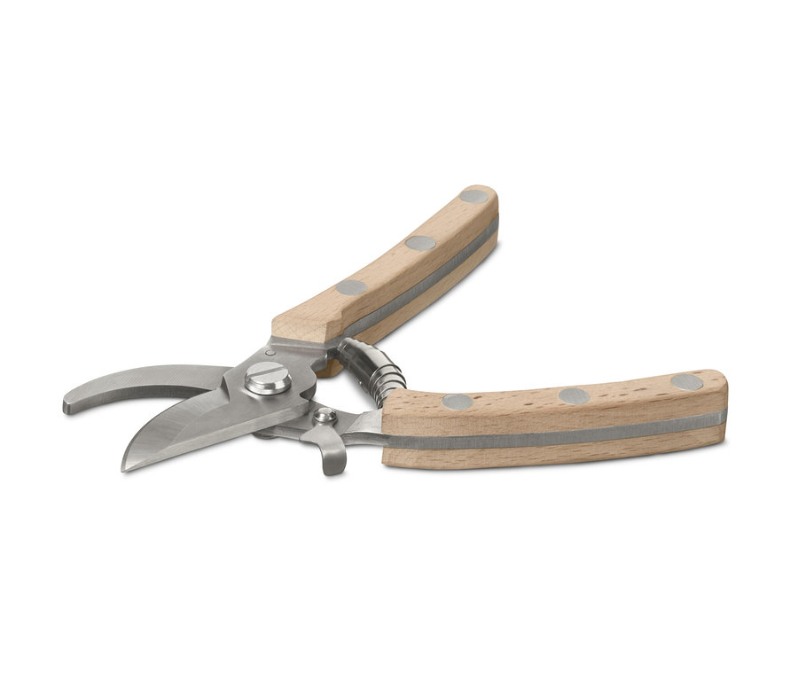 Zahradnické nůžky se světlou dřevěnou rukojetí a stříbrnými kovovými čepelemi na bílém pozadí.