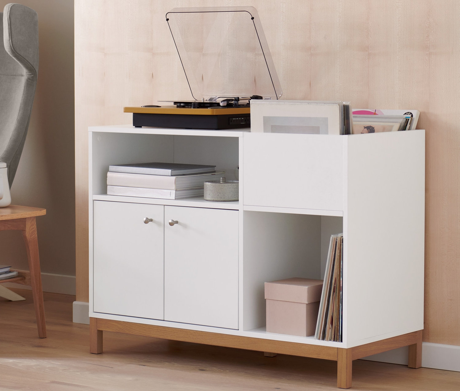 Gramofon »Dual DTR 61« se zabudovanými reproduktory stojí na bílé skříňce.