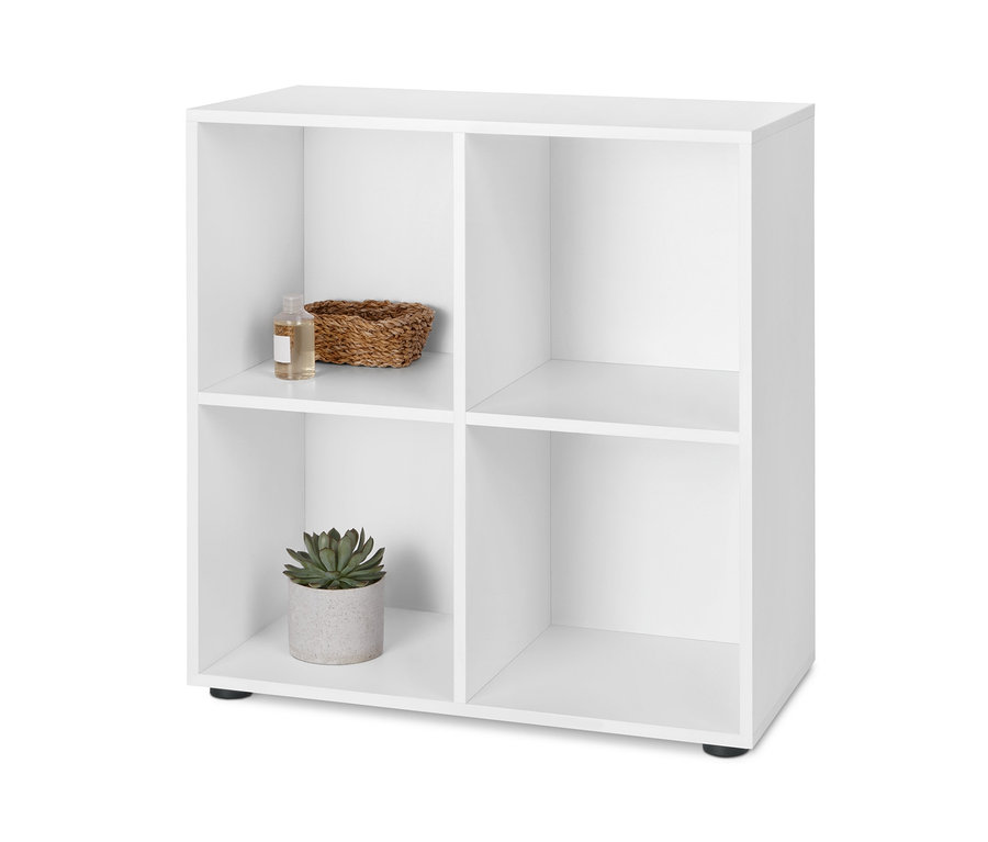 Bílý otevřený regálový modul Flemming cca 75 x 75 cm se čtyřmi přihrádkami. V jedné přihrádce je hnědý proutěný košík a lahvička, v druhé květina v květináči.