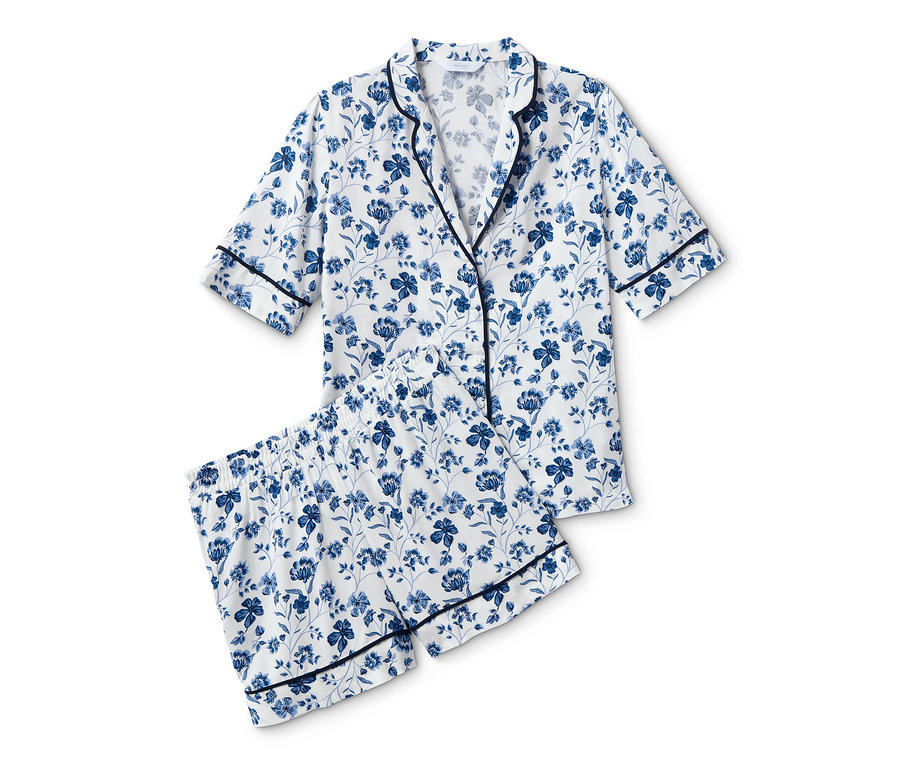Bílé krátké pyžamo s modrým květinovým vzorem a tmavě modrým lemováním.
