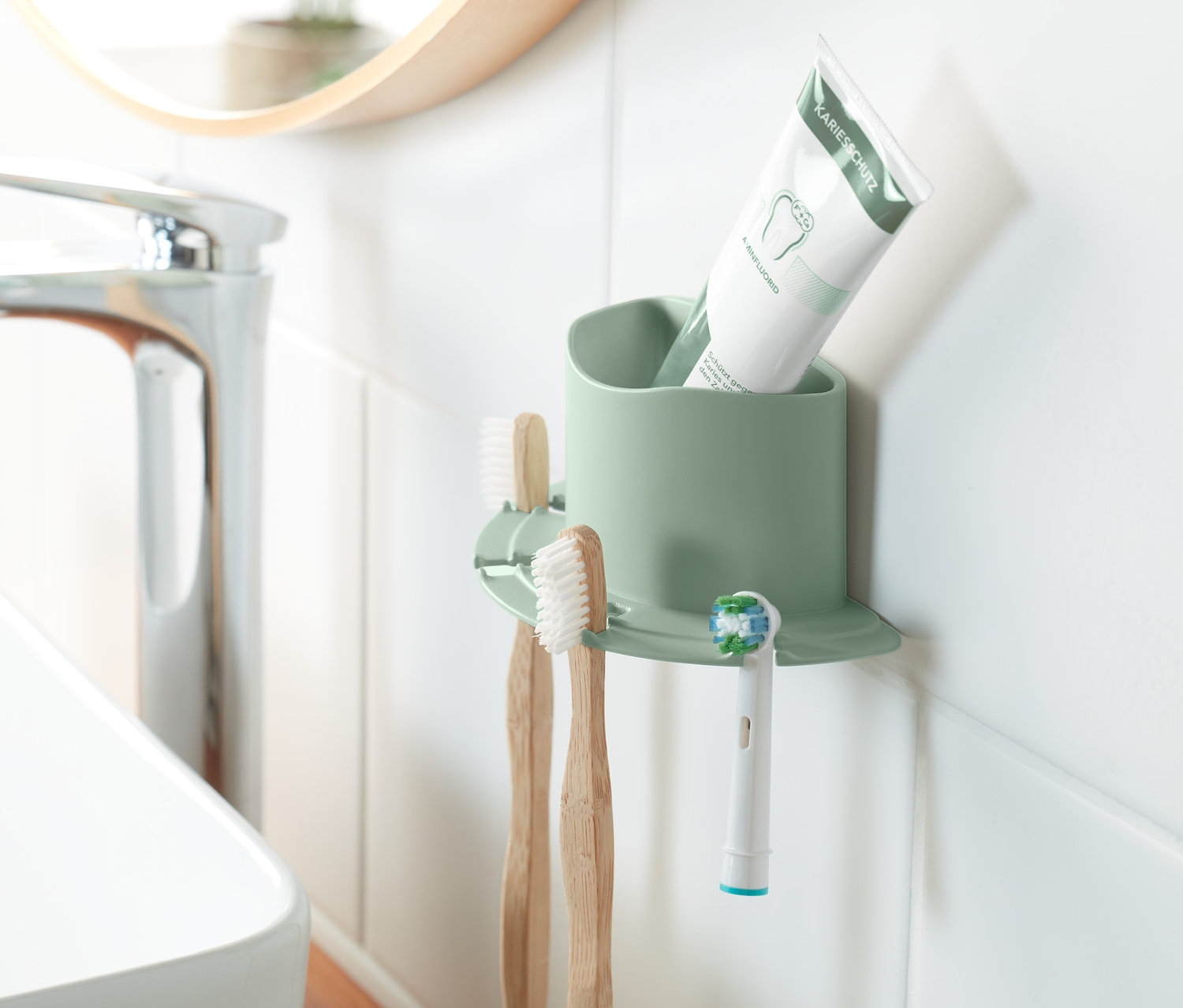 Držák na zubní kartáčky s zubními kartáčky a pastou na zuby.
