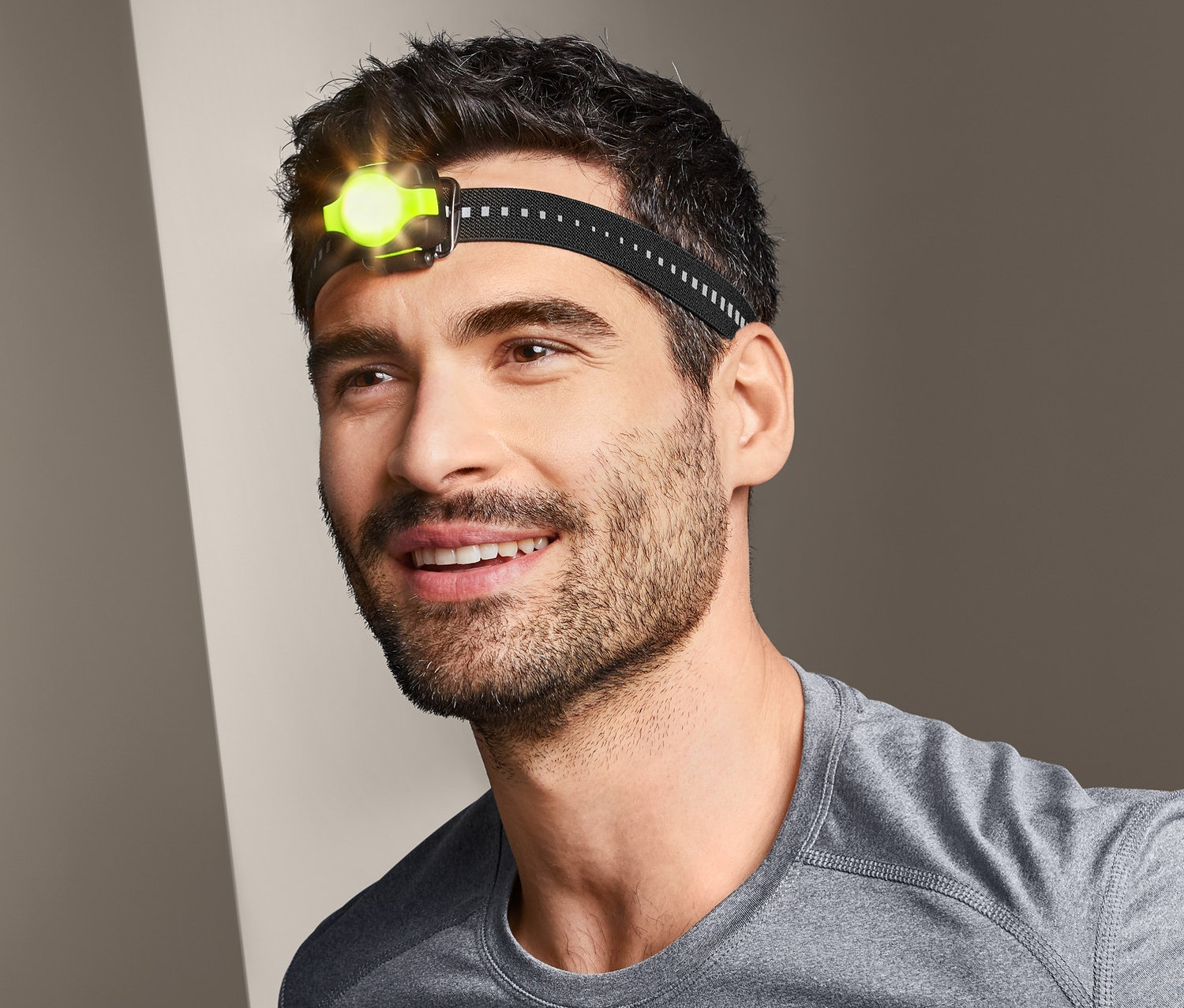 Muž s kompaktní čelovkou na hlavě.
