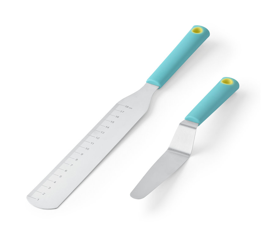 Dvě roztírací nože s modrou rukojetí a žlutým otvorem na konci.