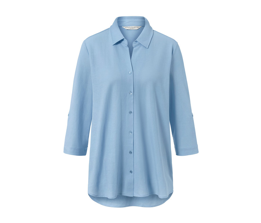 Světle modrá žerzejová halenka piké s tříčtvrtečními rukávy.