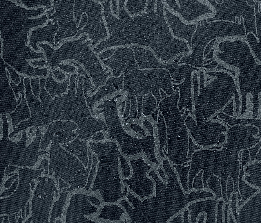 Detail dětské termo bundy do deště s reflexními prvky a potiskem zvířat, na které jsou kapky vody.