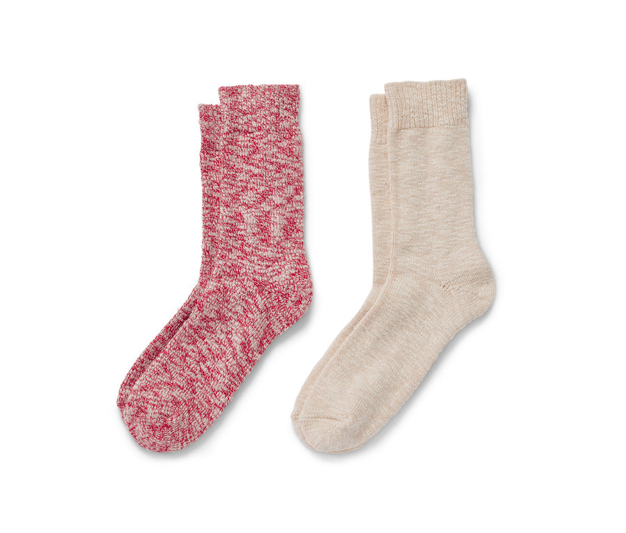 Dva páry pletených ponožek. Jeden pár je červeno-bílý a druhý béžový.