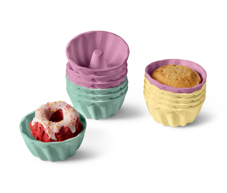 Mini bábovičky ve formičkách: červená s polevou, hromada zelených a růžových formiček a žluté s bábovkou. Formičky na mini bábovičky, 12 ks.