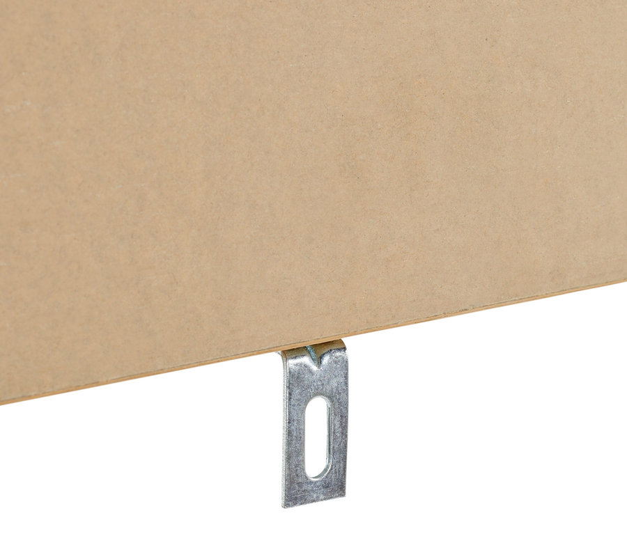 Detailní pohled na kovový držák regálu se sekretářem připevněný ke dřevěné desce.