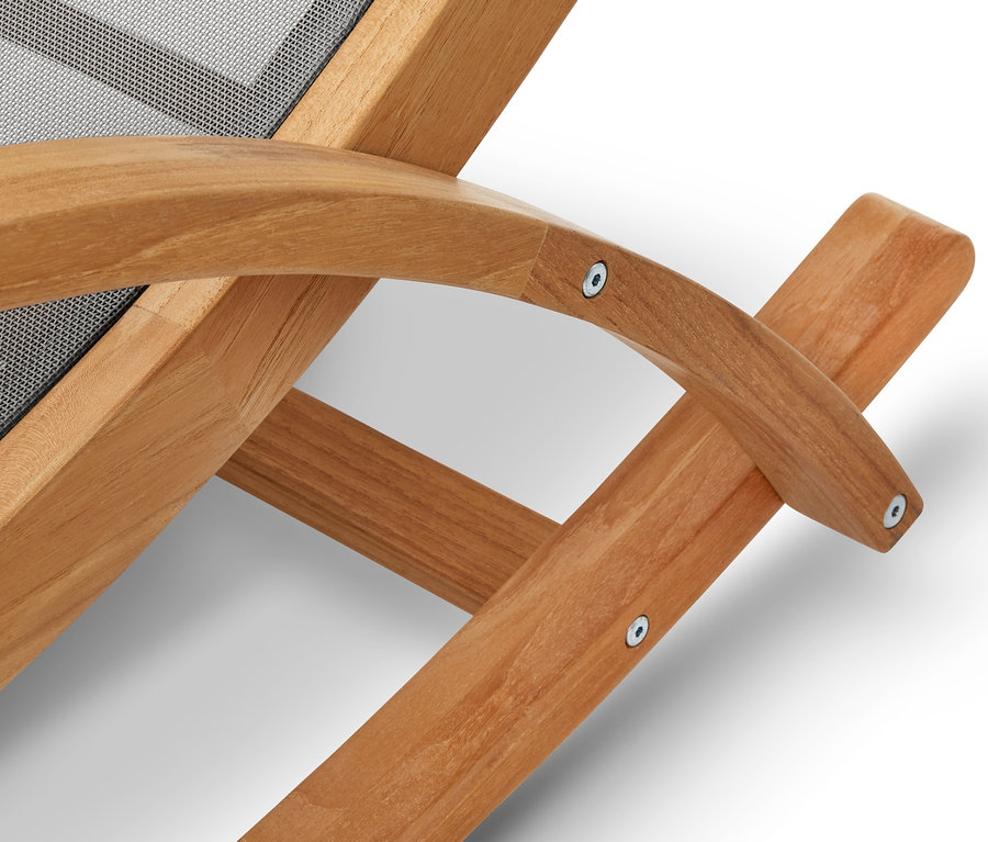 Detail teakového houpacího lehátka s materiálem TEXTILENE®. Pohled zblízka na dřevěnou konstrukci a šedou látku.