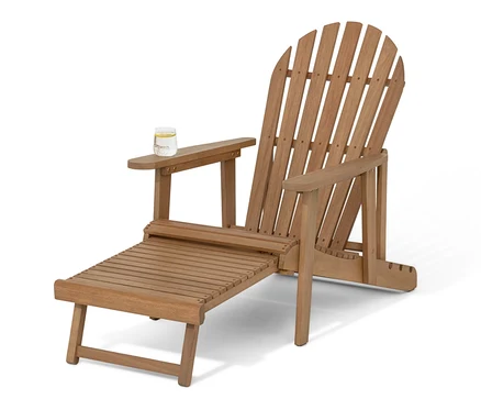 Jednomístné relaxační křeslo Adirondack s výsuvnou podnožkou a sklenicí na pití na područce.