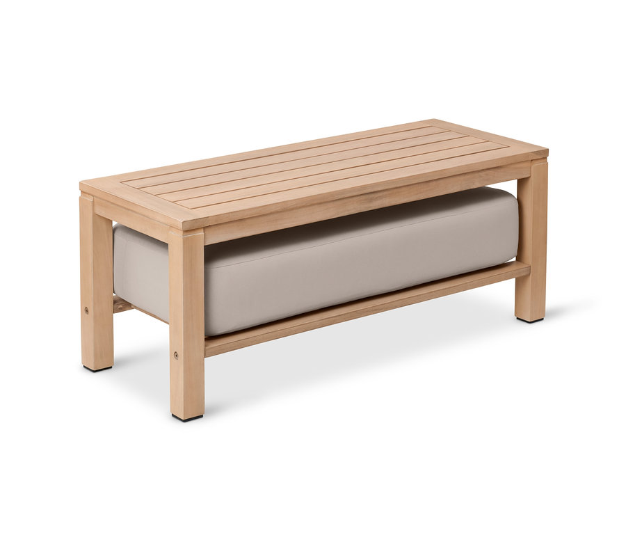 Lavice se světlým polštářem.