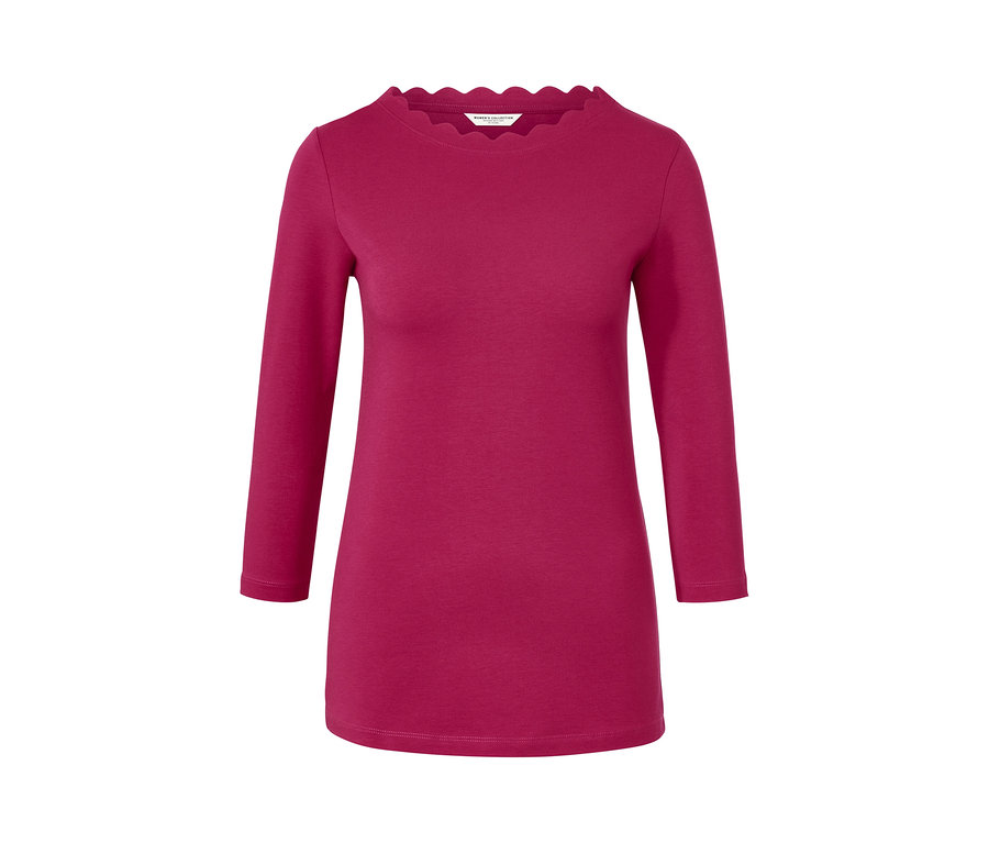 Malinovo červené triko s tříčtvrtečními rukávy a ozdobným výstřihem.