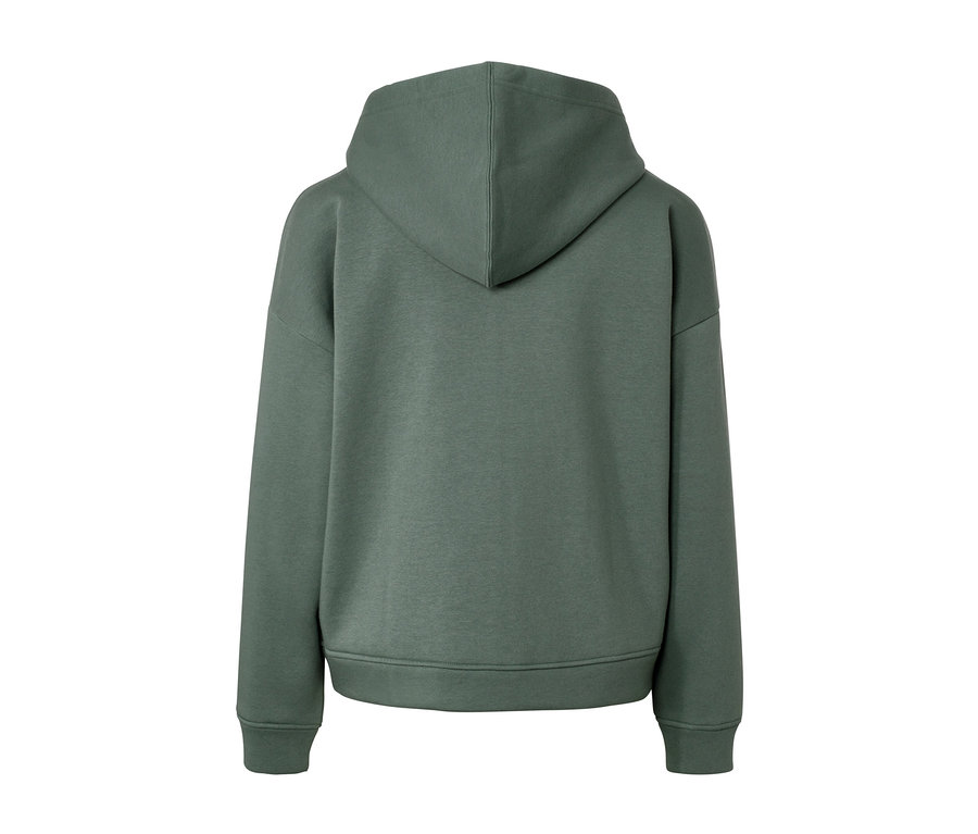 Pohled zezadu na pohodlnou mikinu s kapucí.