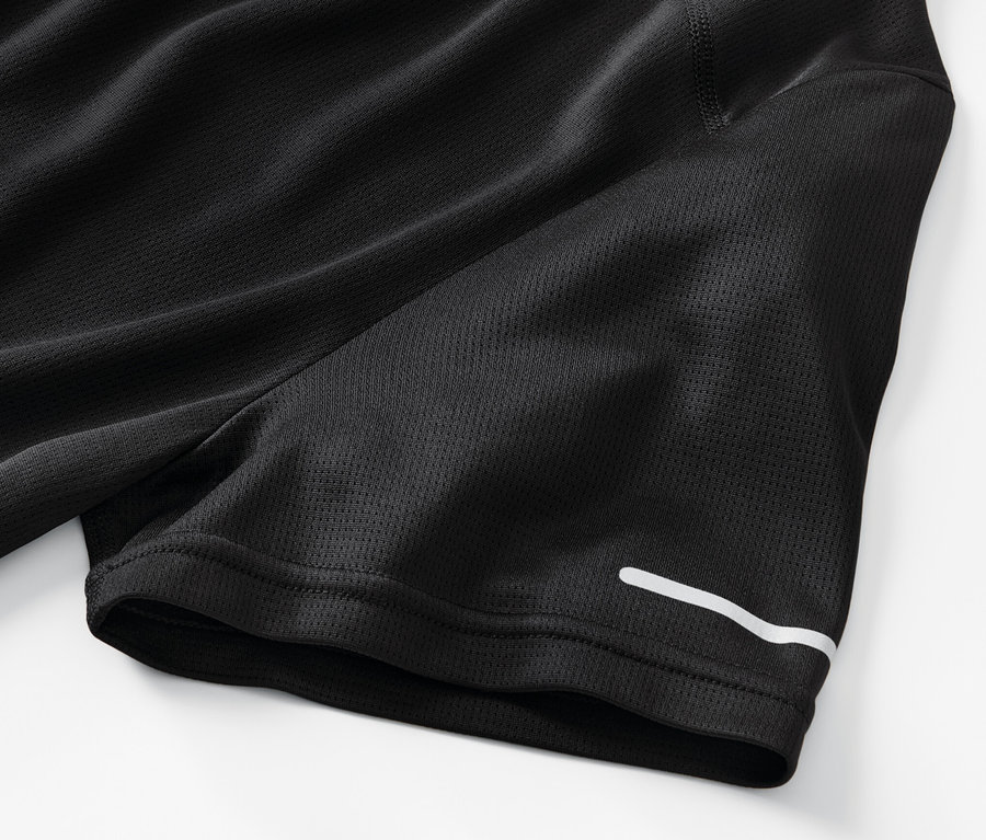 Detail černé funkční košile.