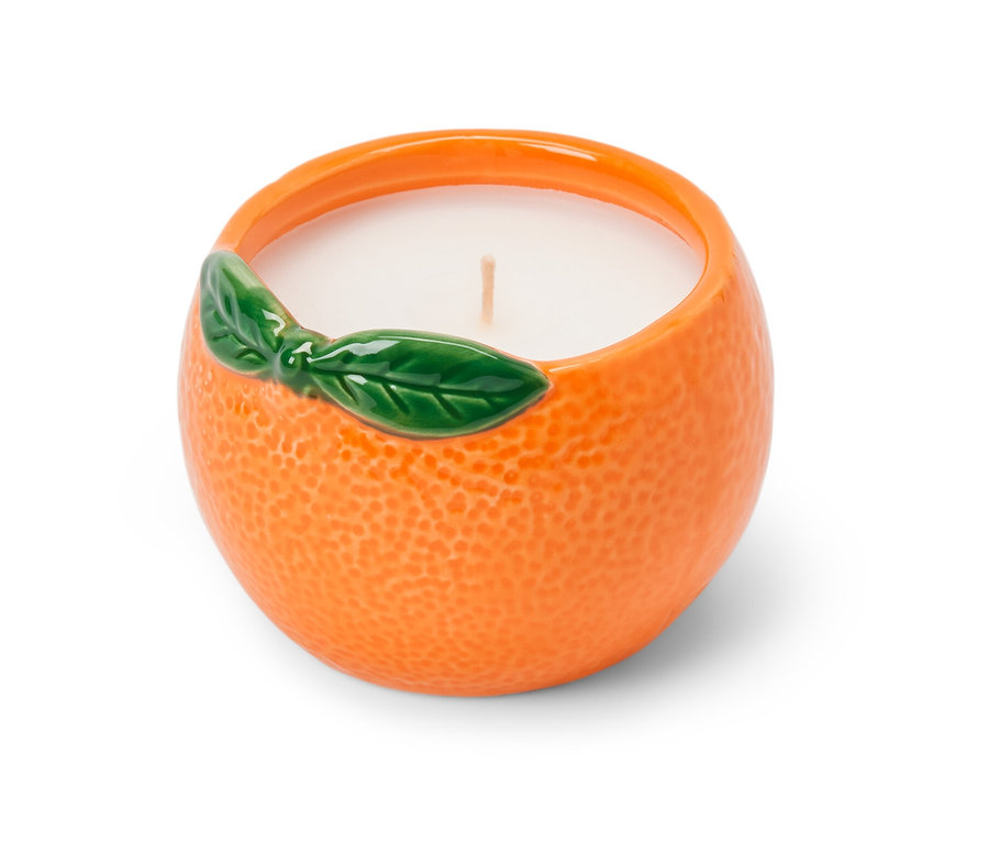 Citronelová svíčka ve tvaru pomeranče.