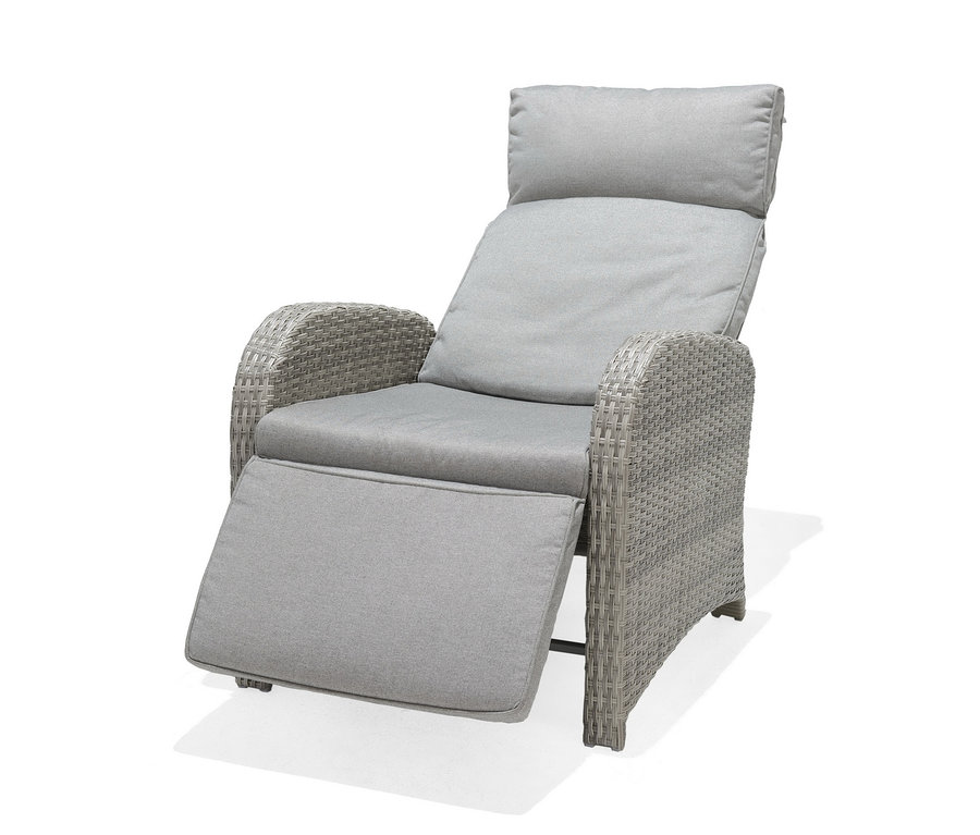 Šedé křeslo »Thore« se sklopnou podnožkou na bílém pozadí.