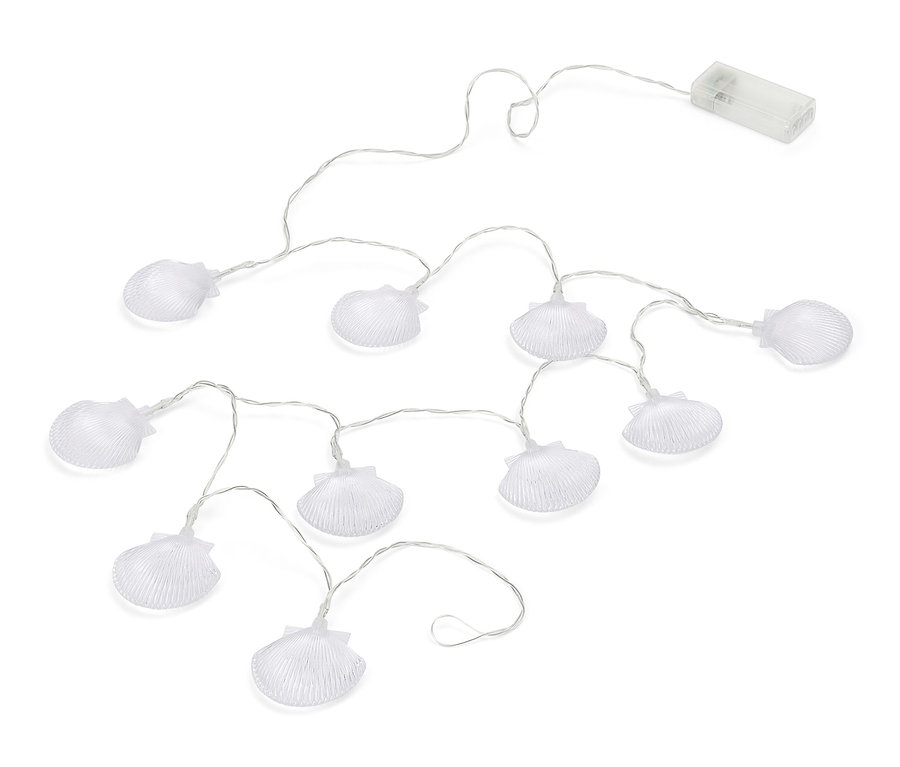 LED světelný řetěz s mušlemi na bílém pozadí.