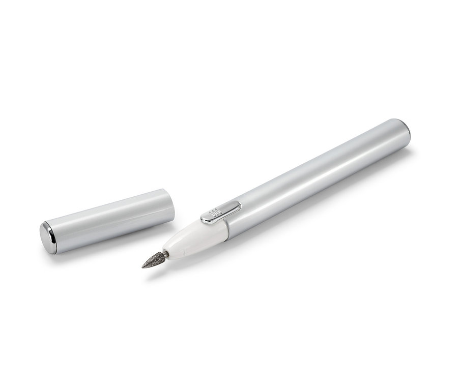 Stříbrný přístroj na manikúru a pedikúru s odnímatelným víčkem na bílém pozadí.