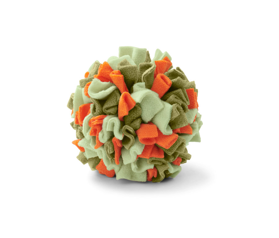 Detail záběru čichacího míčku pro domácí mazlíčky v barvách světle zelená, khaki a oranžová.