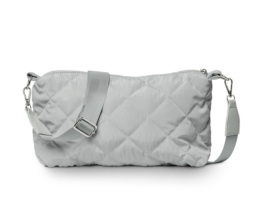 Světle šedá kabelka přes rameno s prošívaným vzorem.