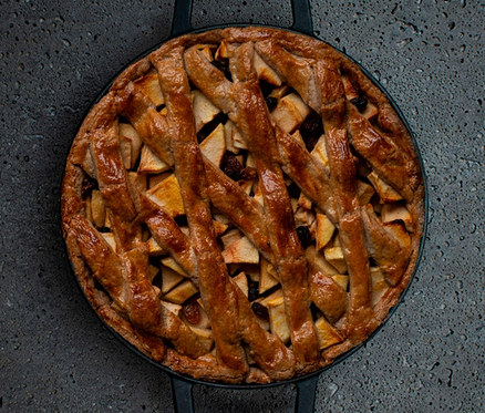 Jablečný koláč s mřížkovaným povrchem v litinové servírovací pánvi COMBEKK Sous-Chef.
