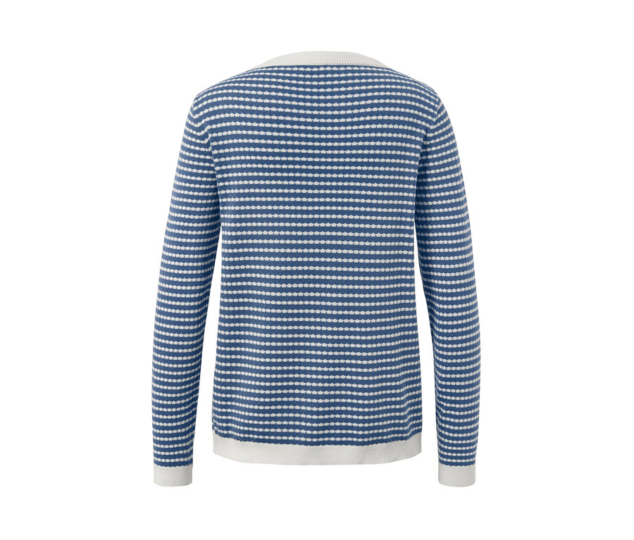 Detail zadní strany pruhovaného svetru z jemného úpletu.