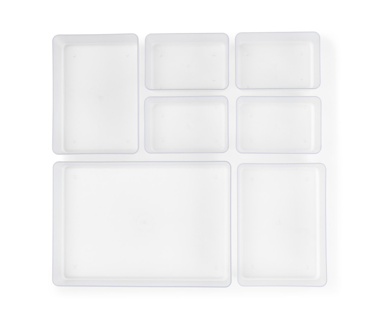 Pohled shora na sadu průhledných organizérů do zásuvky.