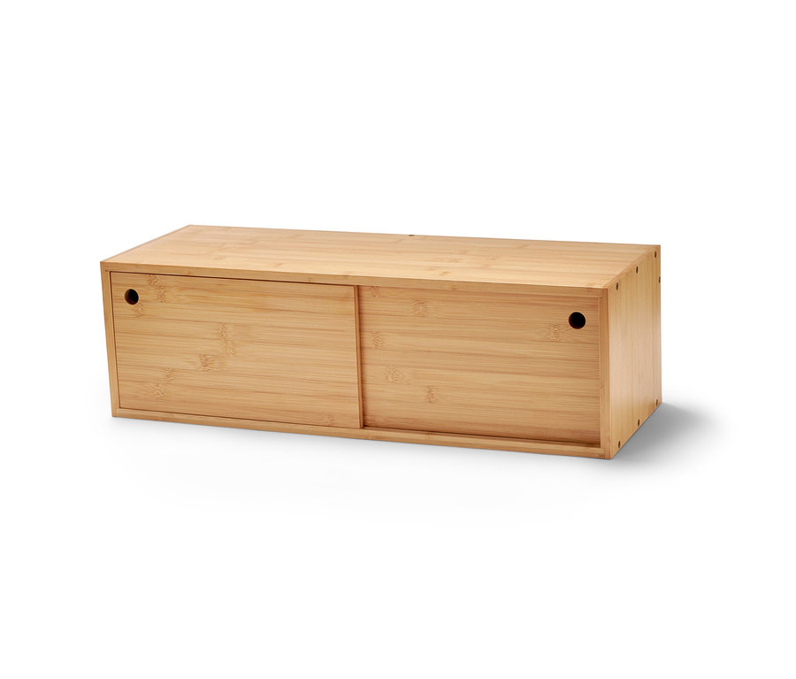 Nástěnný regál s posuvnými dvířky ze světlého dřeva.